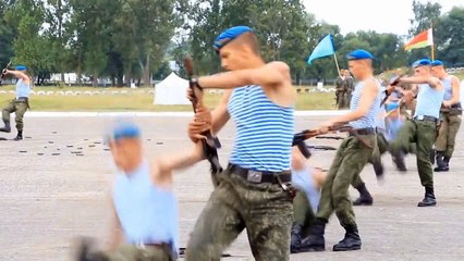 Показательное выступление десантников ко дню 9 мая