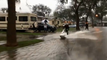 En jet ski dans les rues de Los Angeles.