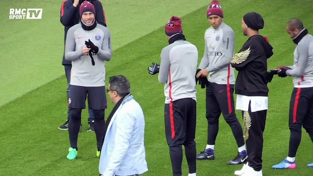 Ronaldinho de retour au camp des Loges avec les joueurs du PSG !