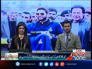 Imran picks up long-left cricket bat in support of Peshawar Zalmi