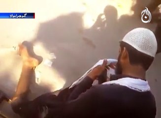 Beggar caught using Facebook on smartphone in Gujranwala