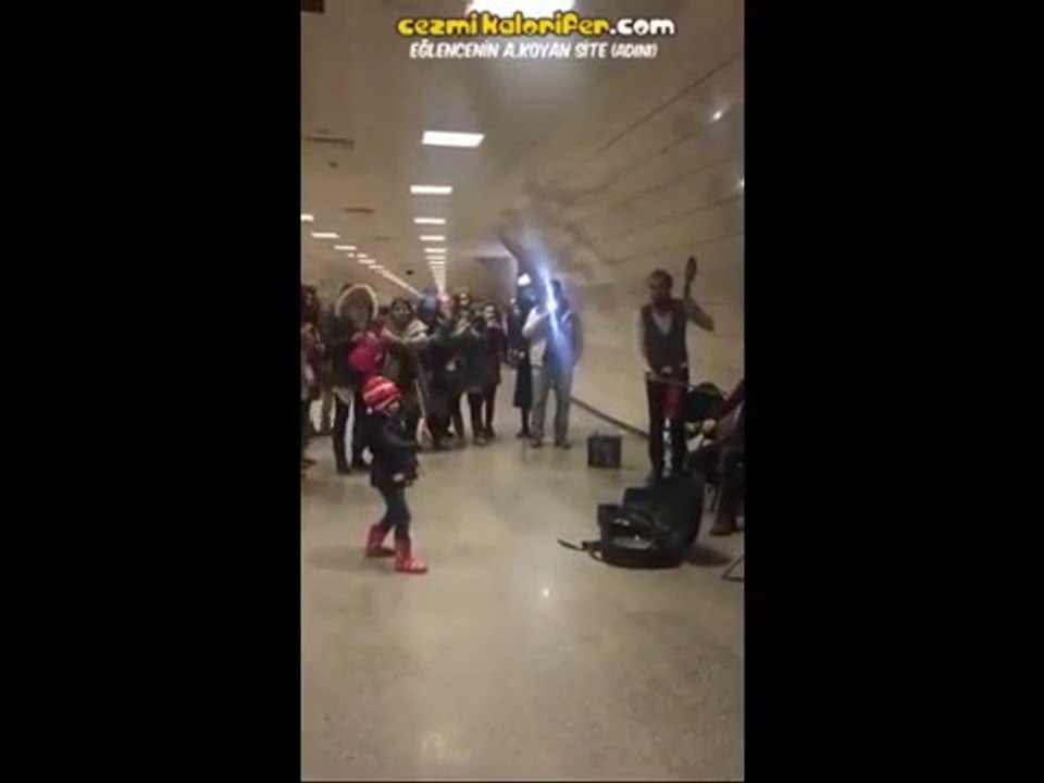 Kadıköy Metrosunda Minik Orkestra Şefi ve Orkestrası
