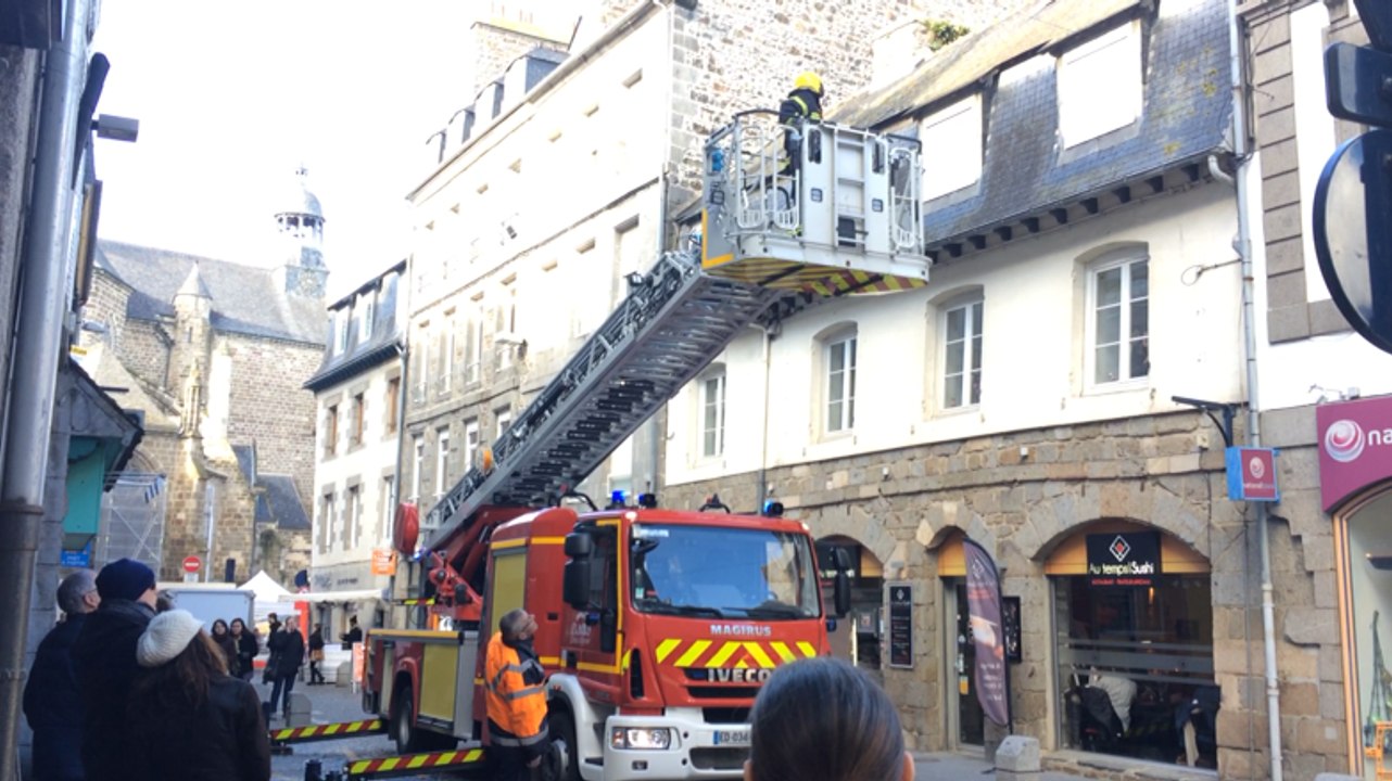 Un toit s'effrite: les pompiers sortent l'échelle