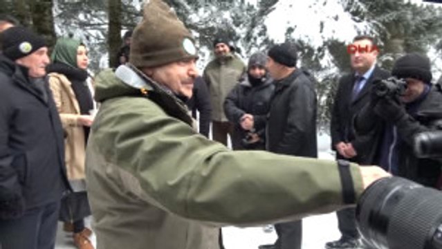 Bolu Bakan Eroğlu Yaban Hayvanlarına Yem Bıraktı, Göle Balık Saldı