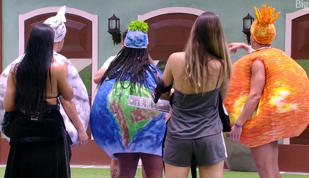 #BBB17 - Roberta chora com Monstro e reclama: "TÔ MUITO TONTA"