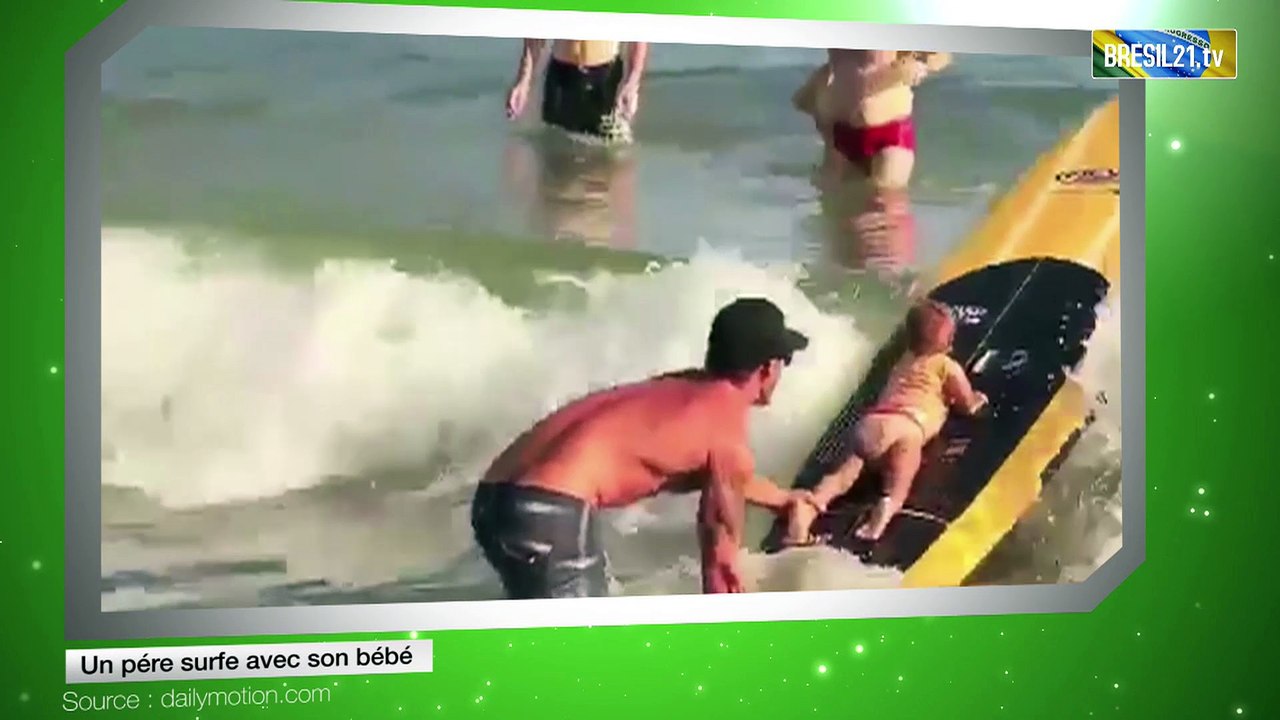 Un père surfe avec son bébé