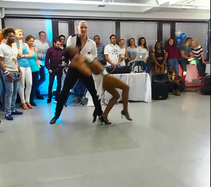 Ce couple de danseurs va vous hypnotiser... Surtout la demoiselle aux courbes parfaites!