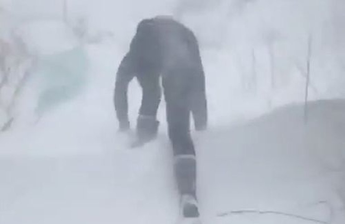 Une femme tente de rejoindre sa voiture pendant une tempête de neige !