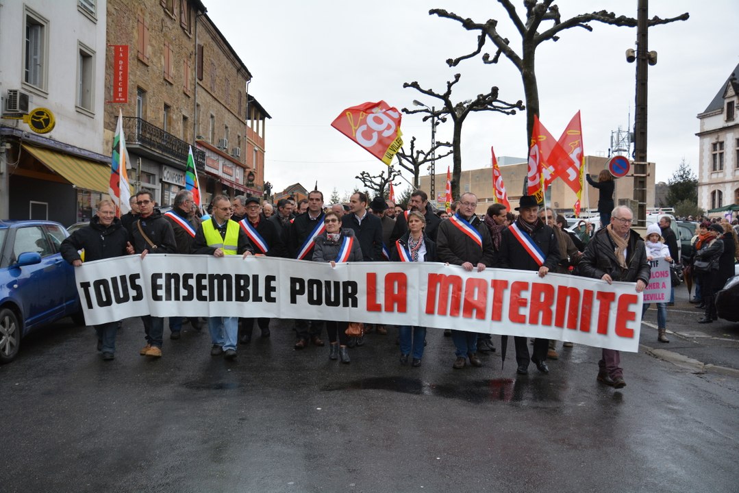 3000 personnes manifestent à Decazeville pour sauver la maternité