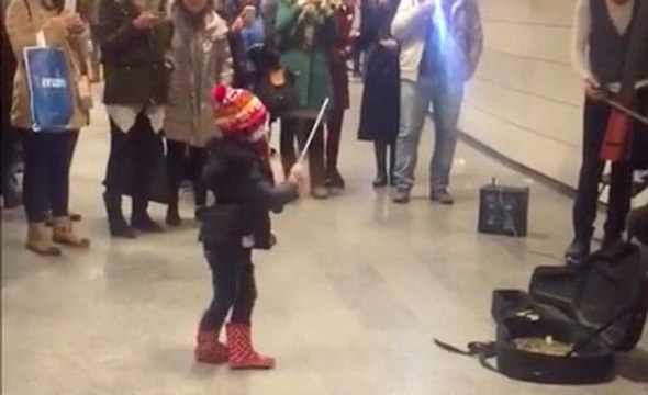 Une petite fille joue les chefs d'orchestres !