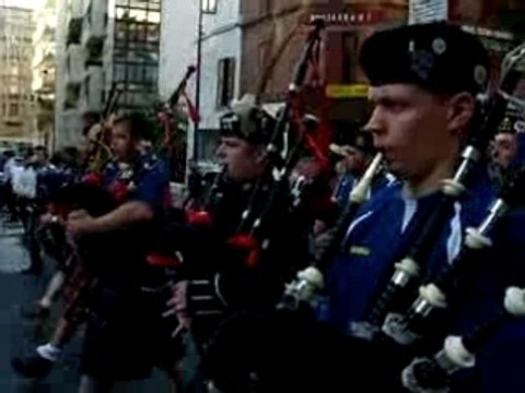 Défilé France Ecosse Paris cornemuse tartan army