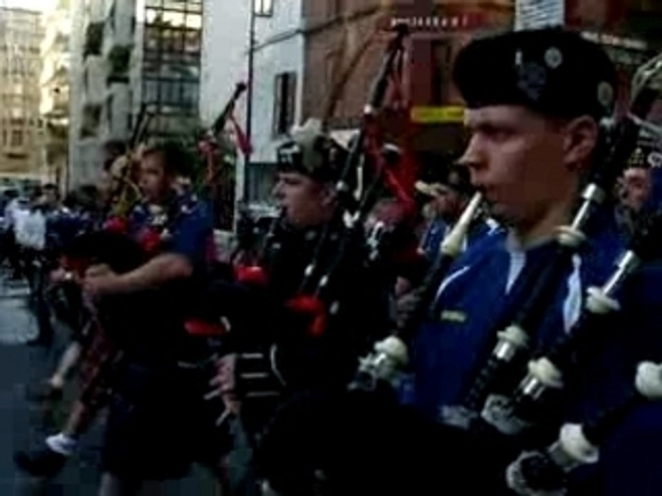 Défilé France Ecosse Paris cornemuse tartan army