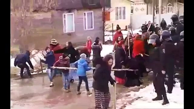 Цигане бунтуют против 500 амоновцев