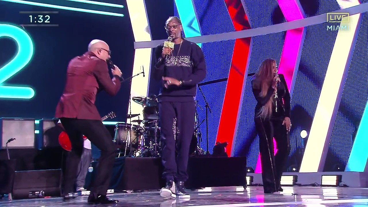 Snoop Dogg & Pitbull "Gin & Juice" New Year Cou...