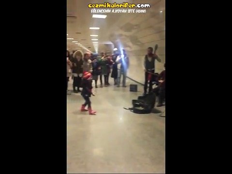Kadıköy Metrosunda Minik Orkestra Şefi ve Orkestrası