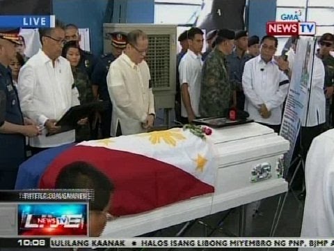 NTVL: PNoy, nag-alay ng dasal at nagbigay ng medalya ng katapangan para sa nasawing mga pulis