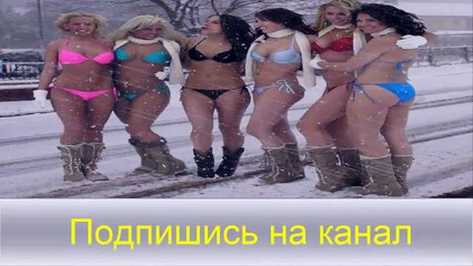 Красивая блондинка стукнулась об стенку