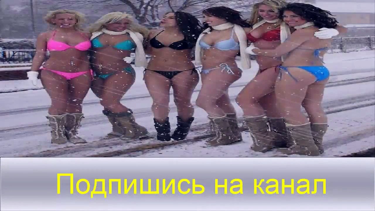 Красивая блондинка стукнулась об стенку
