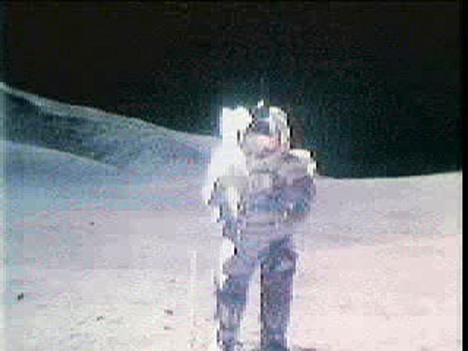 Apollo 17   astronautas cantando e brincando na Lua