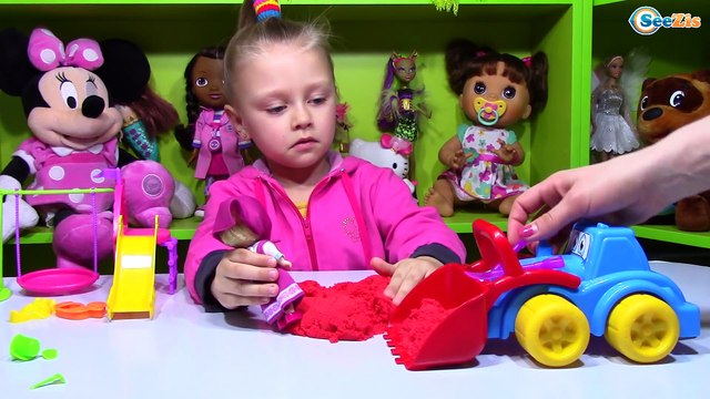 Маша и Медведь. Ярослава играет с Машей на Детской площадке. Кинетический песок. Tiki Taki Cook