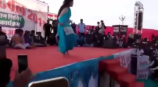 सपना चौधरी New song dance 2017 मे सपना के नये साल का पहला stage dance कुचामन सिटी मे धमाकेदार Entery