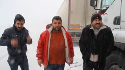 Van Onlarca Tır, Kar Yağışının Kapattığı Yolda Mahsur