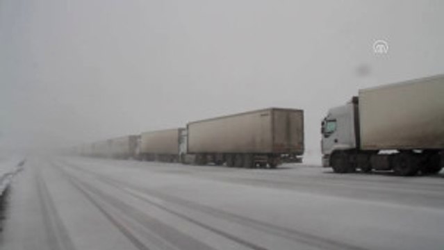 Çaldıran-Doğubayazıt Karayolunda Mahsur Kalan Tırlar