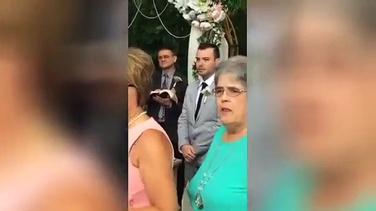 Lo sposo aspetta all’altare. Ecco la sua reazione quando vede la futura moglie
