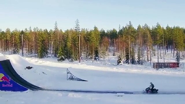 Daniel Bodin devient le premier homme au monde à réussir un double backflip en moto-neige