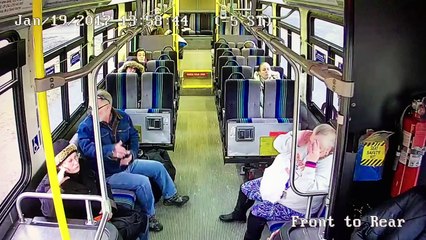 Un pick-up s'encastre dans un bus