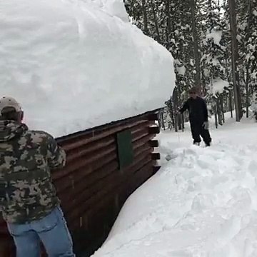 Comment bien déneiger votre toit... ya beaucoup de neige là!!!