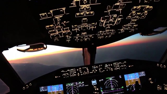 Coucher de soleil vu du cockpit d'un avion de ligne : magnifique