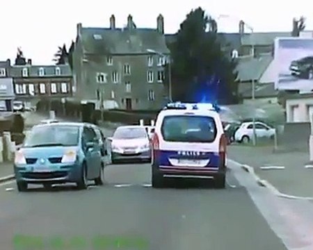 Course poursuite bien ridicule, le fuyard met même son clignotant!