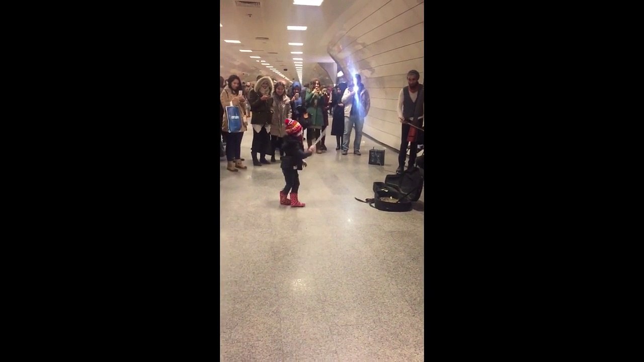 Quand une fillette joue les chefs d'orchestres dans le métro