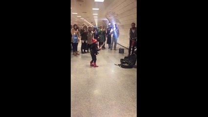 Quand une fillette joue les chefs d'orchestres dans le métro