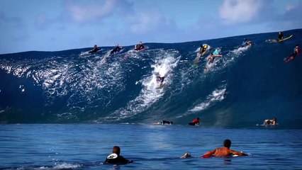 Un bodyboarder se fait avaler par une vague géante et fini dans le coma...
