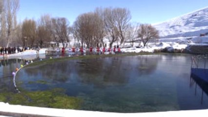 Sıfırın Altında 7 Derecede Yüzme Şenliği