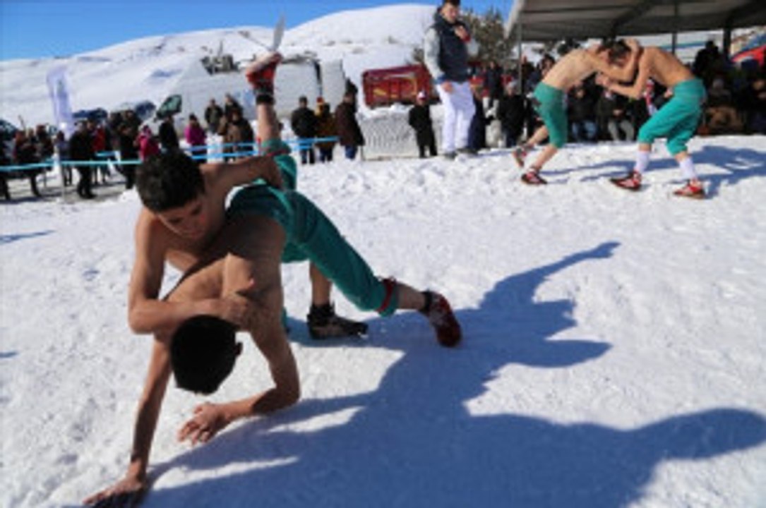 Ordu'da Yayla Festivali! Soğuğa Aldırmadan Kar Üstünde Güreştiler