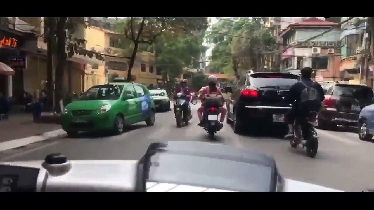 Ce fou en scooter prend tous les risques au milieu de la circulation (Thaïlande)