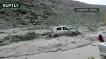 Inondations au Pérou : des torrents de boue emportent des voitures