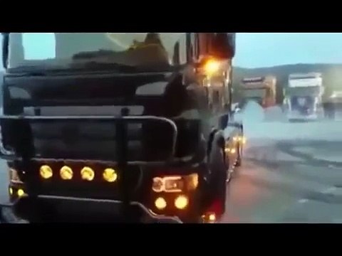 Мужик на крутой фуре нарезает пятаки Чудо дрифт
