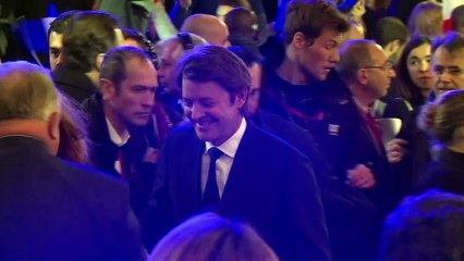 Meeting Fillon: le candidat et son épouse Penelope ovationnés