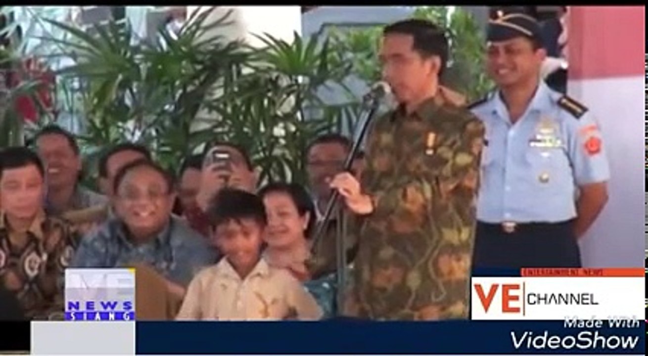 Beda Jokowi & SBY saat ada warga sipil nyelonong masuk..Bangga sma pak jokowi!!