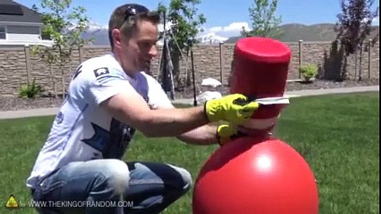 He fills a balloon giant lazoto liquid. What happens is amazing!