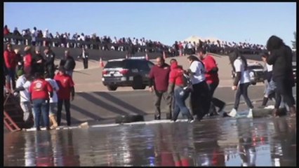 Abrazos en la frontera para transmitir un mensaje de unión a Trump
