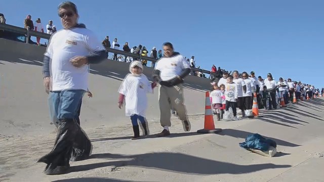 Familias se reúnen al abrirse la frontera México-EE.UU. por unos minutos
