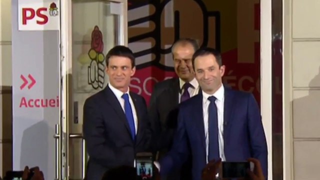 Poignée de mains entre Hamon et Valls