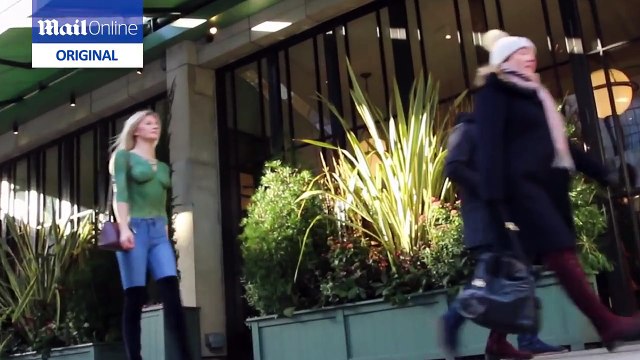 Elle marche topless dans les rues de Londres ! Regardez la réaction des passants !