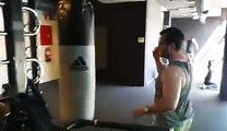 Entrenamiento de golpes de codo en saco de boxeo