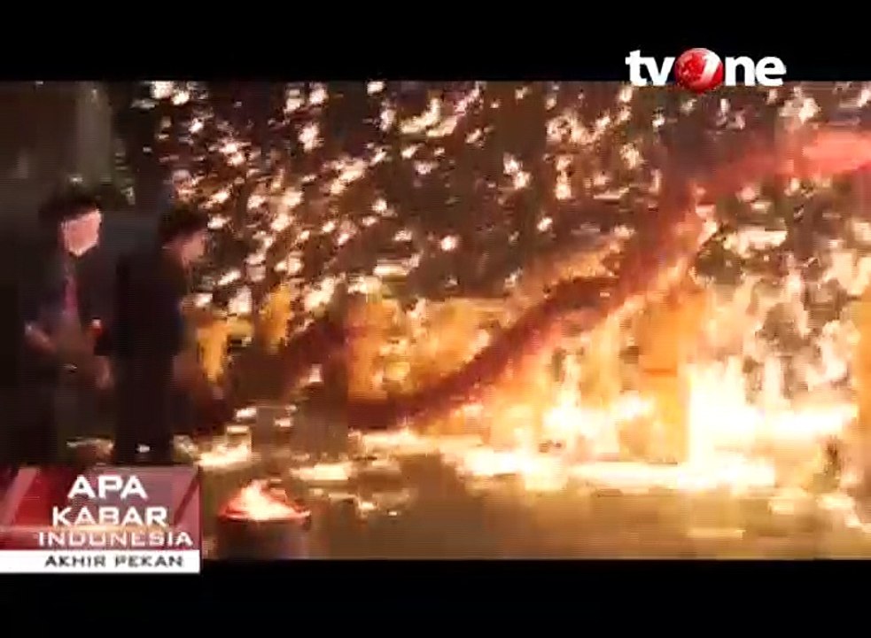 Imlek, Seniman Gelar Pertunjukkan Tarian Naga Api